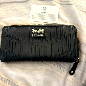 Coach Pleated Leather Madison Wallet Black with Gold Zip Preowned See Images